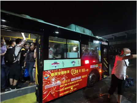 暴雨無(wú)情 公交有愛(ài) ——風(fēng)雨中的堅(jiān)守，因?yàn)槲覀兪枪蝗? width=